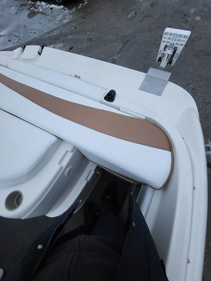 BAYLINER CAPRI 212 — photo 10
