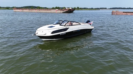 Bayliner VR6 Cuddy 2023 + Brenderup 2500 (2023)